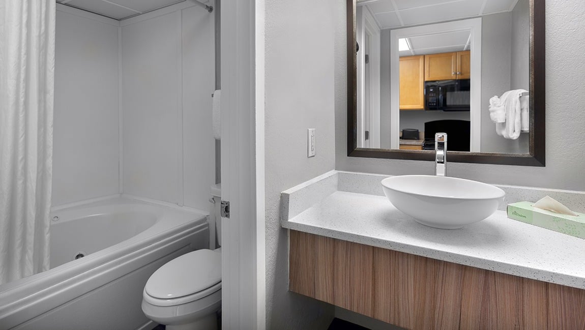Oceanfront Whirlpool King 1 Bedroom Suite sleeps (6)